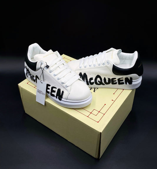 Tenis Alexander McQueen Blanco Negro Rotulado
